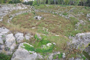 Sicilya 'daki Syracuse' daki Roma amfitiyatrosunun kalıntıları giriş koridorlarını ve arenayı gösteriyor.