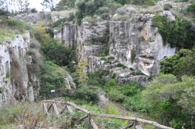 Syracuse, Sicilya 'daki Antik Yunanlıların aşırı gelişmiş Grotticelli Mezarlığı. 