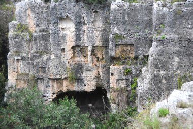 Syracuse, Sicilya 'daki Antik Yunanlıların aşırı gelişmiş Grotticelli Mezarlığı. 