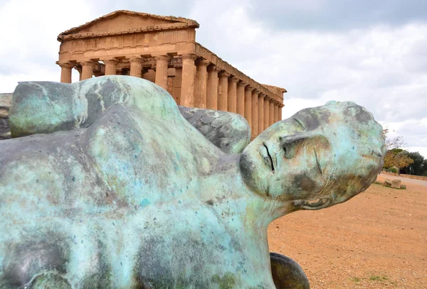 Estatua Ícaro Caído Bronce Frente Templo Concordia 400 Años Antigüedad — Foto de Stock