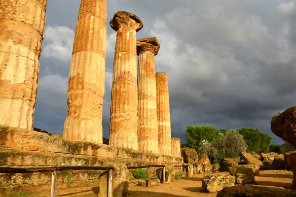 Ναός Του Ηρακλή Κάτω Από Έναν Δραματικό Ουρανό Στην Κοιλάδα — Φωτογραφία Αρχείου