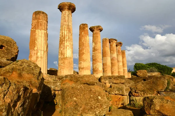 Colunas Dóricas Meio Alvenaria Caída Templo Hércules Vale Dos Templos — Fotografia de Stock