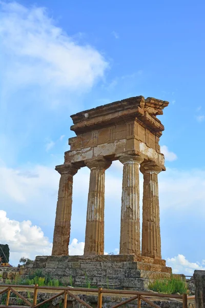 Ruiny Starożytnej Greckiej Świątyni Kastora Polluksu Agrigento Sycylii — Zdjęcie stockowe