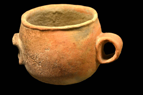 Древнекаменный век двухручная чаша 6000-летней давности, найденная на Сицилии. Изолированный на белом фоне
