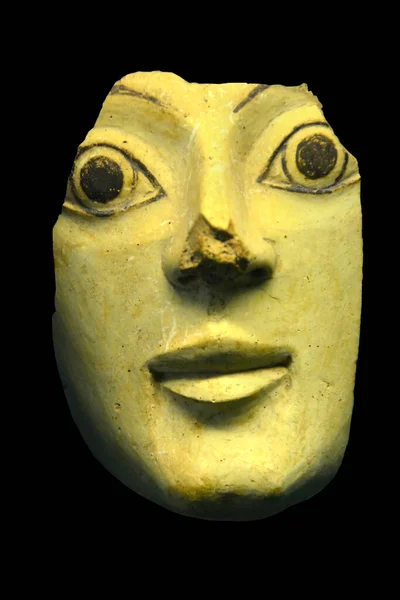 在西西里发现的这个2500年前的古希腊粘土面罩上有迷人的表情 — 图库照片