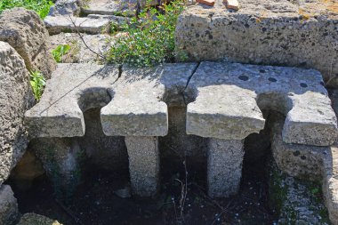 Antik Yunan Tuvaleti 'nde 2 bin 700 yıl öncesine dayanan 3 kişi yan yana..