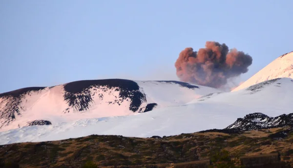 Uitbarstingen Van Sneeuwkraters Etna Sicilië Boven Catania — Stockfoto