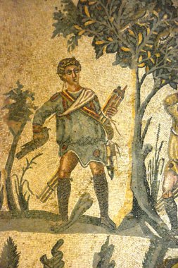 Partridge Avı 'nın antik Roma Mozaiği. Dalları sallayacak sırıkla bir avcı ve kekliğin peşinden gönderecek bir şahin. Sicilya, Villa Romana del Casale 'den.