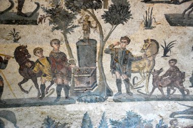 Antik Roma Mozaiği, bir sunakla yapılan av gezisi sırasında Tanrıça Diana 'ya sunulan bir adak. UNESCO 'daki Küçük Av Odası' ndan Sicilya 'daki Villa Romana del Casale.