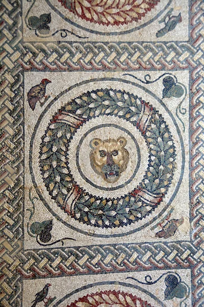 狮身人面像的古罗马马赛克 以充满活力的色彩从联合国教科文组织列出的西西里罗马皇家别墅中执行 — 图库照片