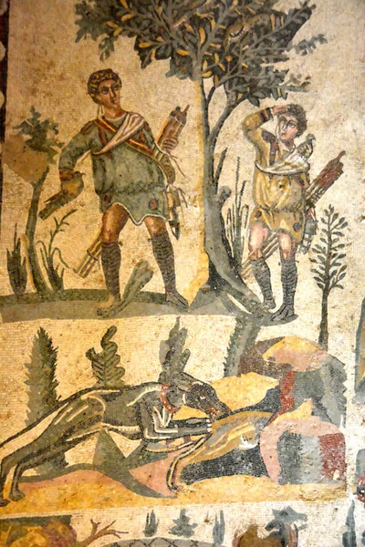 古代ローマ時代のモザイクのカートリッジ狩猟 枝やタカを振るために棒で2つのハンターを表示するには カートリッジの後に送信します ヴィラ ロマーナ カサーレの小さな狩猟室から シチリア — ストック写真