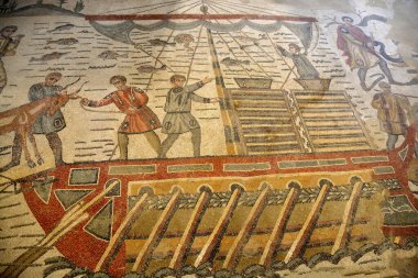 Eski Roma mozaik sahnesi Afrika 'dan Roma' ya taşınmak üzere bir tekneye Afrika Sanga Sığır Boğası yüklediğini gösteriyor. UNESCO listesinden Villa Romana del Casale, Sicilya