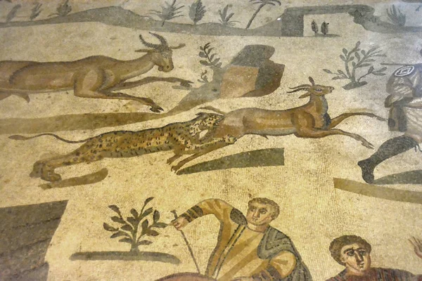 고대의 로망사는 현장에 가젤을 공격하는 표범의 모자이크를 그렸습니다 유네스코에서는 시칠리아의 — 스톡 사진