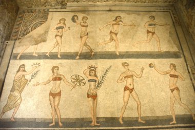 Bikini 'deki ünlü Kızlar Odası çeşitli sporlar yapıyor. UNESCO listesinden Villa Romana del Casale, Sicilya