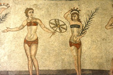 Antik Roma mozaiğinde bikinili bir kız bir oyun kazandı, bir gül tacı taktı ve palmiye yaprağı taşıdı. UNESCO listesinden Villa Romana del Casale, Sicilya