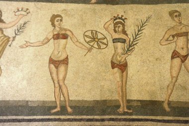 Antik Roma mozaiğinde bikinili bir kız bir oyun kazandı, bir gül tacı taktı ve palmiye yaprağı taşıdı. UNESCO listesinden Villa Romana del Casale, Sicilya