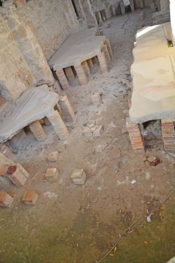 Hipokost ısıtma adı verilen zeminin altındaki eski Roma yapımı ısıtma sistemi. UNESCO 'da Sicilya' daki Villa Romana del Casale 'deki Antik Roma mozaikleri listelendi.