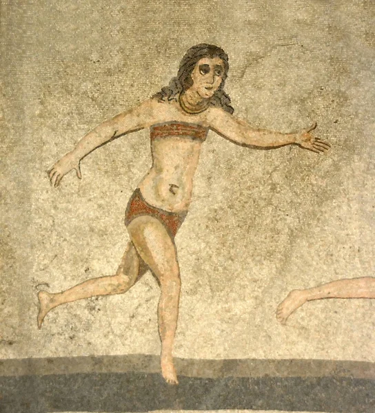 Antigo Mosaico Romano Uma Menina Magra Biquíni Correndo Uma Corrida — Fotografia de Stock