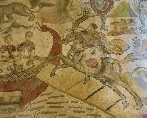 男は捕獲した2頭のトラの赤ちゃんを運ぶ速度で船のギャングプレートを馬に乗っています ユネスコの世界遺産に登録されている古代ローマ時代のモザイクのヴィラ ロマーナ カザーレで — ストック写真