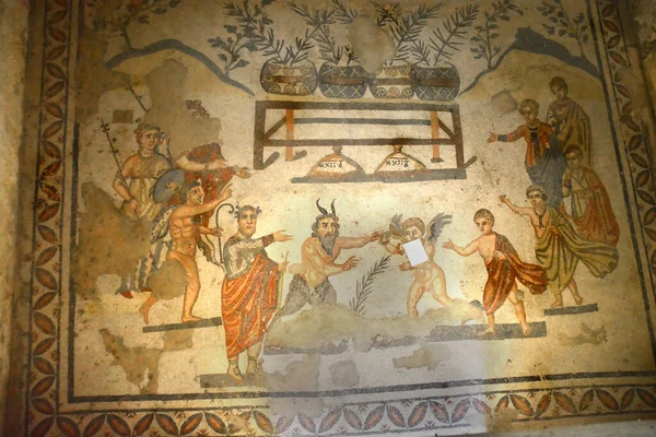 古代罗马马赛克的神潘在与厄洛斯的斗争中 一个法律事务所与爱情的情欲 超过他们的钱袋为他们的奖品 来自联合国教科文组织列出的西西里罗马别墅的古罗马马赛克 — 图库照片