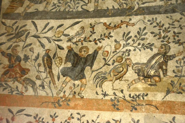 Antiguo Mosaico Romano Niño Perseguido Por Gallo Otro Mordido Por — Foto de Stock