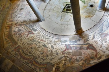 Bir havuz, bir çeşme ve bir villanın avlusunda sütunlar etrafında teknelerden balık avlayan antik Roma mozaikleri. Aşkı bulmak için bir kinaye. UNESCO 'nun listesinden Sicilya' daki Villa Romana del Casale 'deki Antik Roma mozaikleri listelendi.