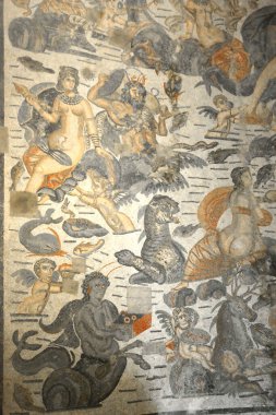 Şair Arion 'un efsanesini tasvir eden antik bir Roma mozaiği. UNESCO 'daki Arion Salonu' ndan Sicilya 'daki Villa Romana del Casale' deki Antik Roma mozaikleri listelendi.