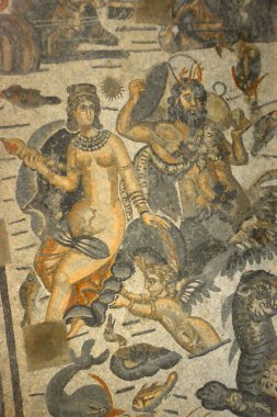Titans Oceanus ve karısı ve kız kardeşi Tethys 'i tasvir eden antik bir Roma mozaiği. UNESCO 'daki Arion Salonu' ndan Sicilya 'daki Villa Romana del Casale' deki Antik Roma mozaikleri listelendi.