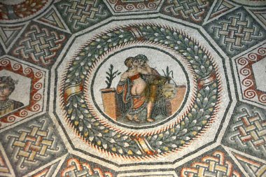 Çarpıcı renklerde erotik temalı antik Roma mozaik tabanı. UNESCO 'da Sicilya' daki Villa Romana del Casale 'deki Antik Roma mozaikleri listelendi.