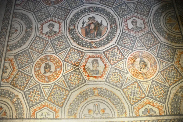 古罗马马赛克地板 中间有一个色情主题的奖章 在联合国教育 科学及文化组织 教科文组织 西西里罗马城堡别墅中的古罗马马赛克 一书中 — 图库照片
