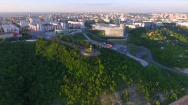  Anıtın üzerinde uçuş