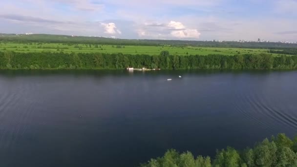 Lake en groene weiden — Stockvideo