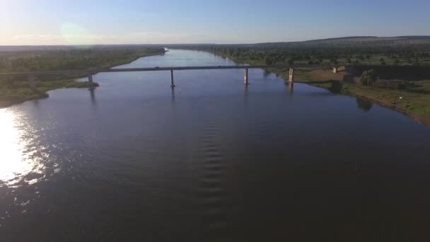 Automobielbrug over de rivier — Stockvideo