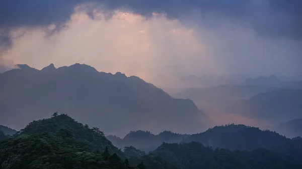 Fantastisk Soluppgång Över Bergen Kina Med Gyllene Och Blå Lila — Stockfoto
