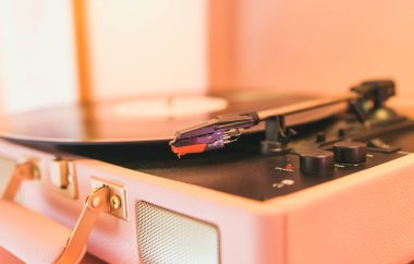 Modern stil pembe bir gramofon, yakın plan teknoloji, ses ve müzik çalar, arka plan