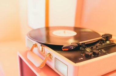 Modern stil pembe bir gramofon, yakın plan teknoloji, ses ve müzik çalar, arka plan