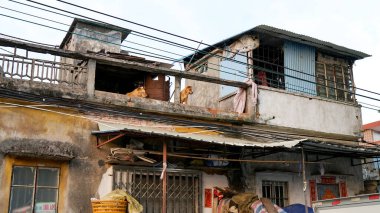 Shunde, Foshan, Çin - 3 Nisan 2017: Çin, Asya 'nın eski küçük bir kasabasındaki eski ev, sömürge mimarisi, İngiliz mimarisi, zengin Paskalya Çin kültürü, halk sokakları, Asya' daki yoksulluk