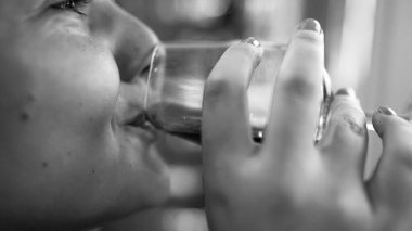 Bulanık kapalı manzara güzel mutlu beyaz kız bir bardak beyaz şarap içiyor, film sesi siyah-beyaz fotoğraf, alkollü içecekler konsepti tatma, eski metni kopyalama