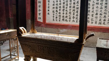  Çin Budist tapınağında tütsü aroması yapışır, Çin kaligrafisi ile eski tuğla duvar.