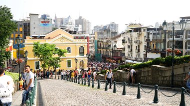 Macau Adası, Macau - 30 Nisan 2017: Macau 'daki ana turizm caddesi, salgından önceki sıradan bir gün, kalabalık, kalabalık turizm, Asya' daki kalabalık bir yerleşim yeri, Çinli turistler
