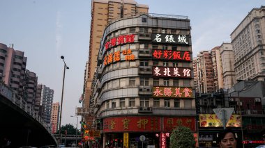 Macau Adası, Macau - 30 Nisan 2017: Çin Mahallesi, eski sanayi, ticari ve meskun binalar, Asya 'daki geleneksel Çin restoranları, tipik caddeler, Çin, Hong Kong, Makao