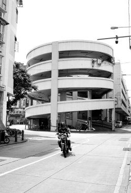 Macau Adası, Macau - 30 Nisan 2017: Asya sokakları, bir otopark binası, silindir şeklinde, çok katlı, şehir gelişimi