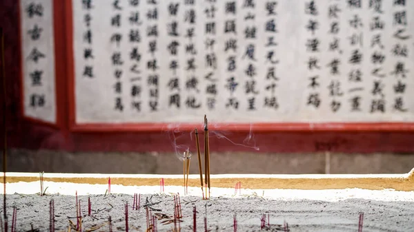 Çin Budist Tapınağında Tütsü Aroması Yapışır Çin Kaligrafisi Ile Eski — Stok fotoğraf