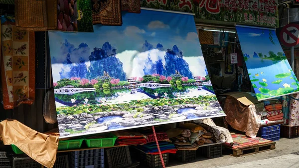 マカオ島2017年4月30日 アジアの通り 地元のお土産工芸品店 中国絵画 ベッドのための毛布 — ストック写真