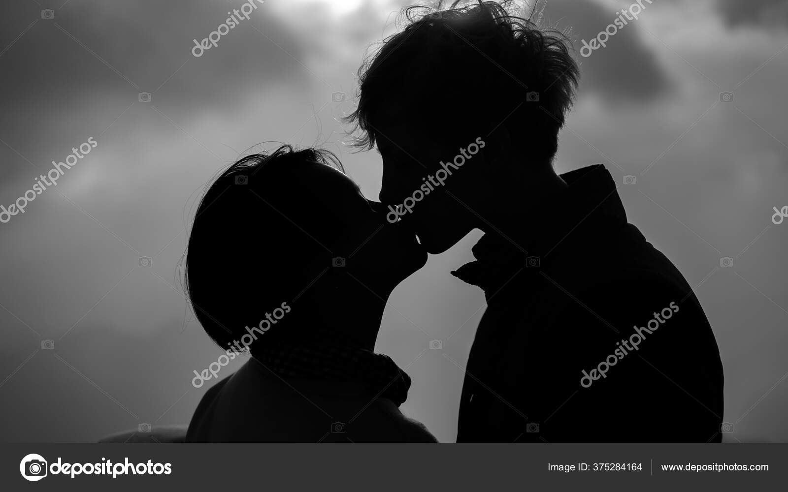 A Black And White Silhouette Of A Couple In Love Stock Illustration -  Download Image Now - Kissing, Couple - Relationship, Profile View - iStock