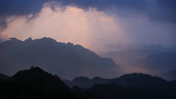 Prachtige Kleurrijke Zonsopgang Het Nationale Park Boven Bergen China Mysterieus — Stockfoto