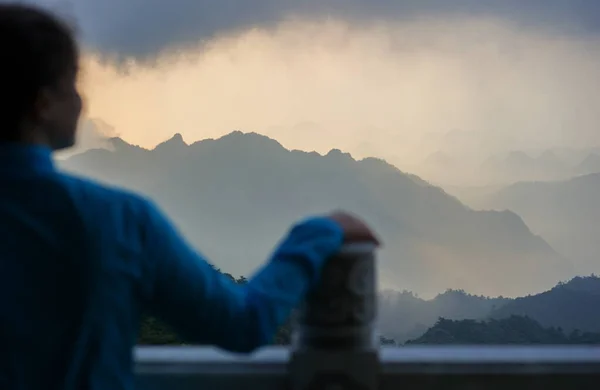 Selectieve Focus Een Jong Mooi Meisje Een Blauwe Winddichte Jas — Stockfoto