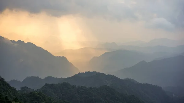 Prachtige Kleurrijke Zonsopgang Het Nationale Park Boven Bergen China Mysterieus — Stockfoto