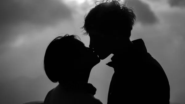 Silhouette Couple Embrassant Noir Blanc Relation Romantique Amour Passion — Photo