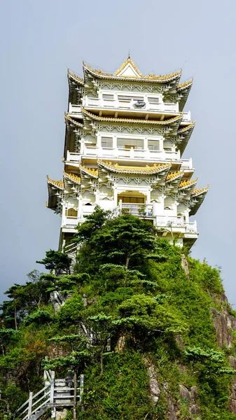 中国の仏教寺院 アジア 伝統的な東洋建築 国立Nanling公園の丘の頂上にある修道院 早朝の日の出 旅行や観光の概念 — ストック写真